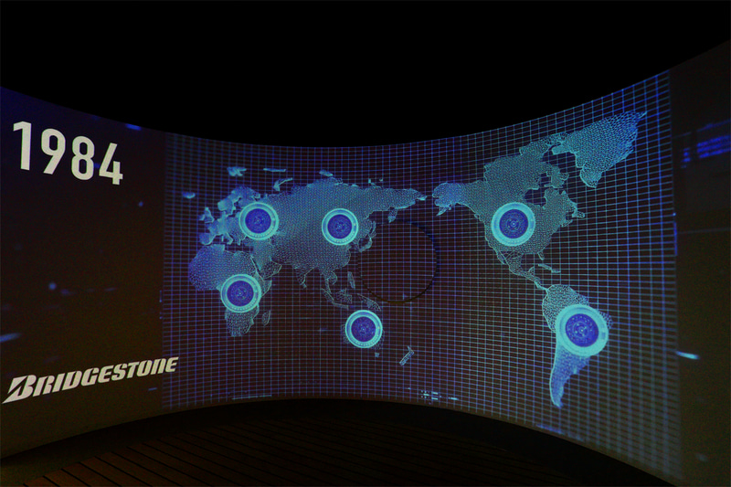 入り口でイメージムービーを観てから入場する。「Our Way to Sarve」とは「モビリティ」「一人ひとりの生活」「環境」を重要領域としたブリヂストンの新たなCSR体系の名称