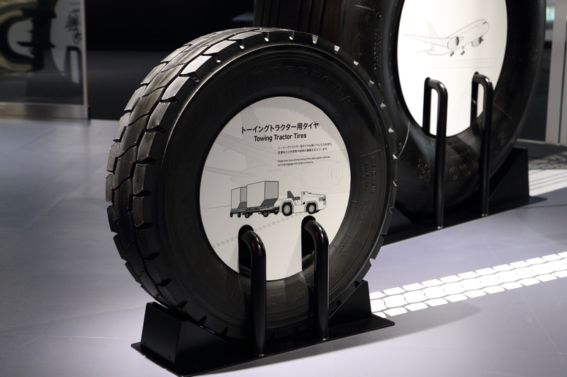 空港で働くTT用タイヤや航空機用タイヤもあります