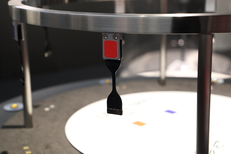 色々なゴムを引っ張って違いを感じるコーナー