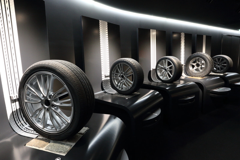 さまざまな路面にさまざまなタイヤ