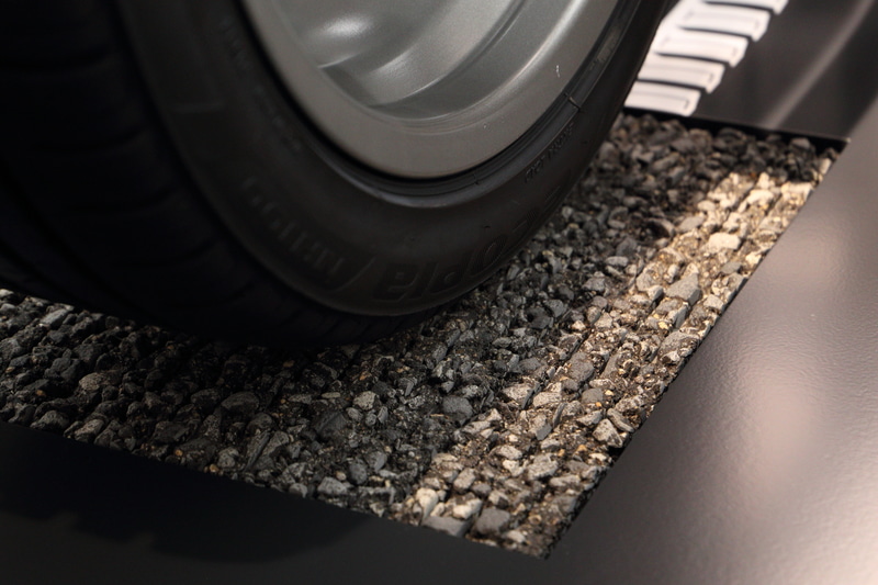 世界各地の路面をテストしていることを説明している