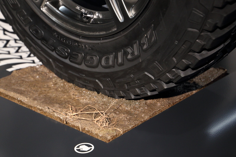 世界各地の路面をテストしていることを説明している