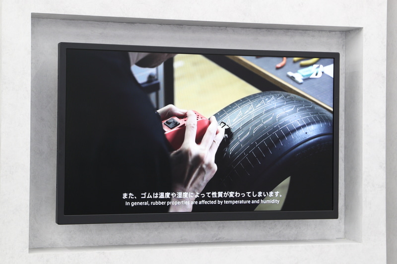 映像と実物で手彫りによる試作タイヤを解説