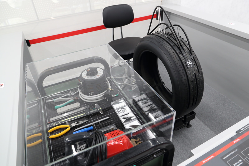 映像と実物で手彫りによる試作タイヤを解説