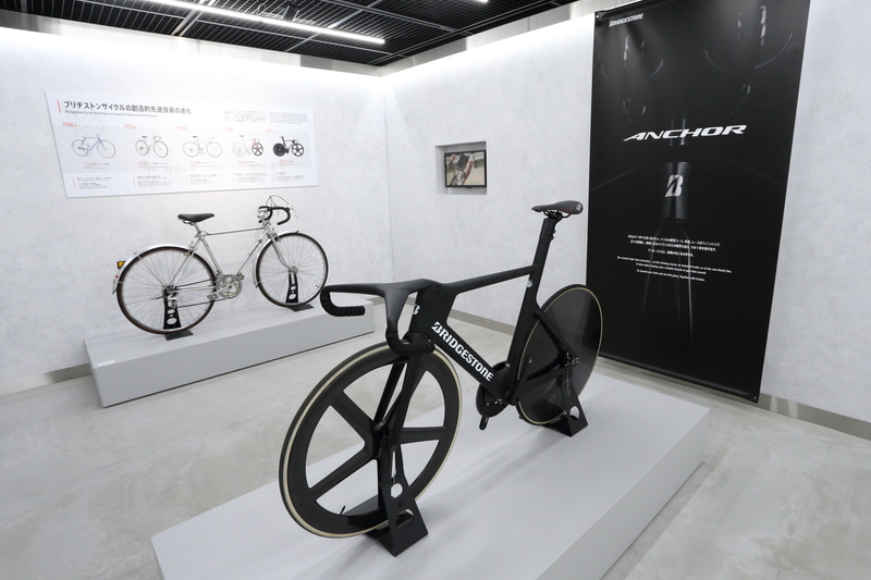 手前は最新の競技モデル「アンカー」、奥が70年代に大ヒットした「ロードマン」