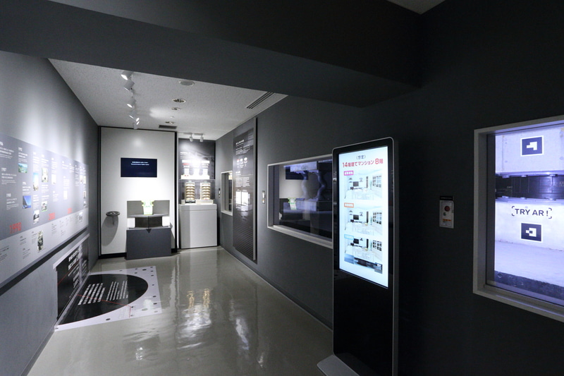 地下に展示されている免震ゴムのコーナー。ガラス越しに見えるのはなんと「Bridgestone Innovation Gallery」のある建物自体の免震ゴム