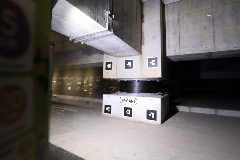 地下に展示されている免震ゴムのコーナー。ガラス越しに見えるのはなんと「Bridgestone Innovation Gallery」のある建物自体の免震ゴム