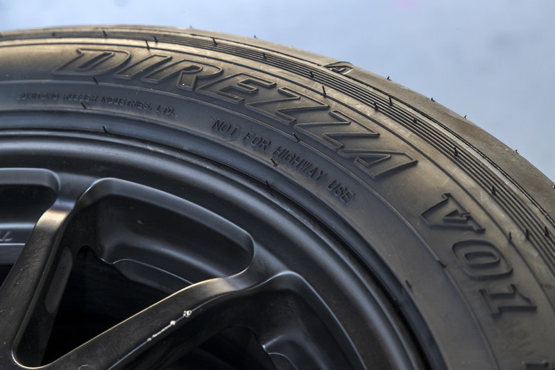 レギュレーションでは、先にレースが行なわれる「FCR VITA」でニュータイヤを装着しなければならない。その後、同じマシンをKYOJO-CUPでシェアする場合は、ニュータイヤまたはFCR VITAのレースで履いたタイヤをシェアしてもいいことになっている。また、KYOJO-CUPのみ参戦する場合は、ニュータイヤを装着して走らなければならない