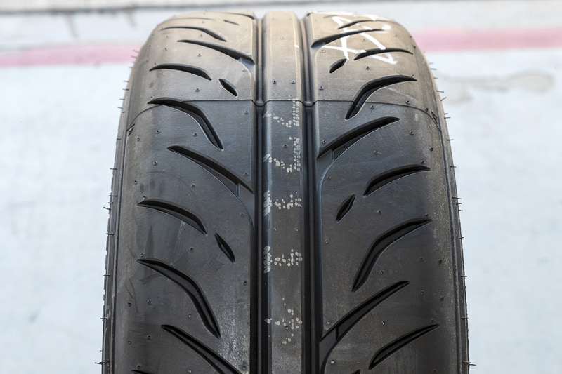 レギュレーションでは、先にレースが行なわれる「FCR VITA」でニュータイヤを装着しなければならない。その後、同じマシンをKYOJO-CUPでシェアする場合は、ニュータイヤまたはFCR VITAのレースで履いたタイヤをシェアしてもいいことになっている。また、KYOJO-CUPのみ参戦する場合は、ニュータイヤを装着して走らなければならない