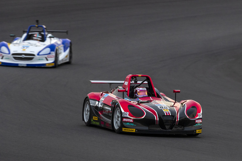 激しいトップ争いが繰り広げられる