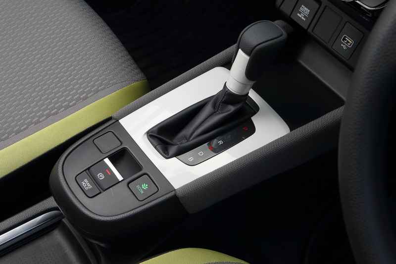 新型フィット e：HEV NESSの内装。アイランドキッチンをデザインコンセプトに、水平基調のインパネを採用。シート表皮やインパネソフトパッドにはっ水ファブリックを使うほか、メーターパネルに7インチフルカラー液晶をホンダのコンパクトカーとして初採用している