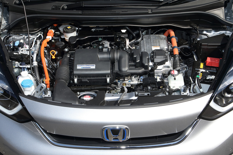 フィット e：HEV NESSは最高出力72kW（98PS）/5600-6400rpm、最大トルク127Nm（13.0kgm）/4500-5000rpmを発生する直列4気筒DOHC 1.5リッター「LEB」型エンジンを搭載。組み合わせる新開発モーターの「H5」型は最高出力80kW（109PS）/3500-8000rpm、最大トルク253Nm（25.8kgfm）/0-3000rpmを発生する