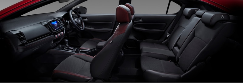 フロントコンソールは8インチのタッチスクリーンオーディオシステムを搭載し、ピアノブラックで統一される（画像はRSの内装）