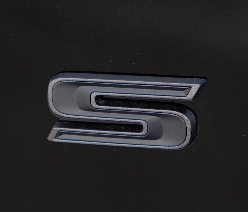 ブランドバッヂなどにグラナイトクリスタルカラーを採用