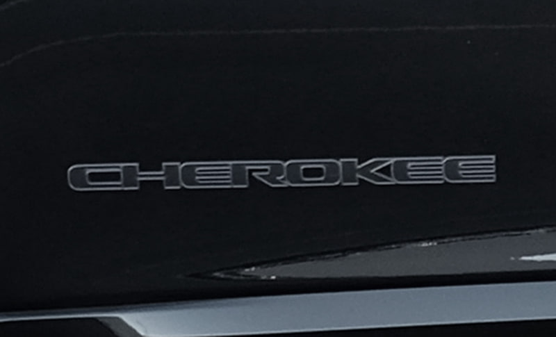 ブランドバッヂなどにグラナイトクリスタルカラーを採用