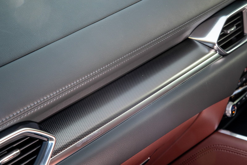 インパネは専用のハニカムブラックを採用（CX-8にも採用）