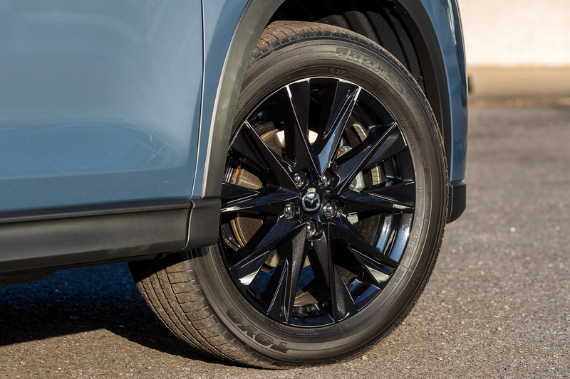 ブラックメタリック塗装の19インチアルミホイール