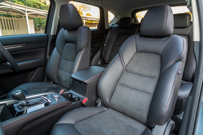 シートはブラックにレッドステッチが施され、素材は合成皮革に中心部分はスエード調の素材グランリュクスを採用する。この構成は3列シートのCX-8も同様となる