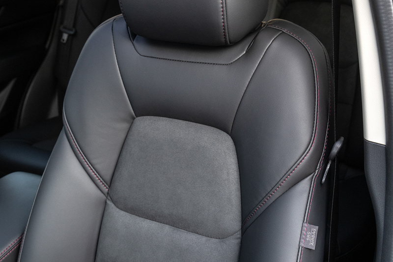 シートはブラックにレッドステッチが施され、素材は合成皮革に中心部分はスエード調の素材グランリュクスを採用する。この構成は3列シートのCX-8も同様となる