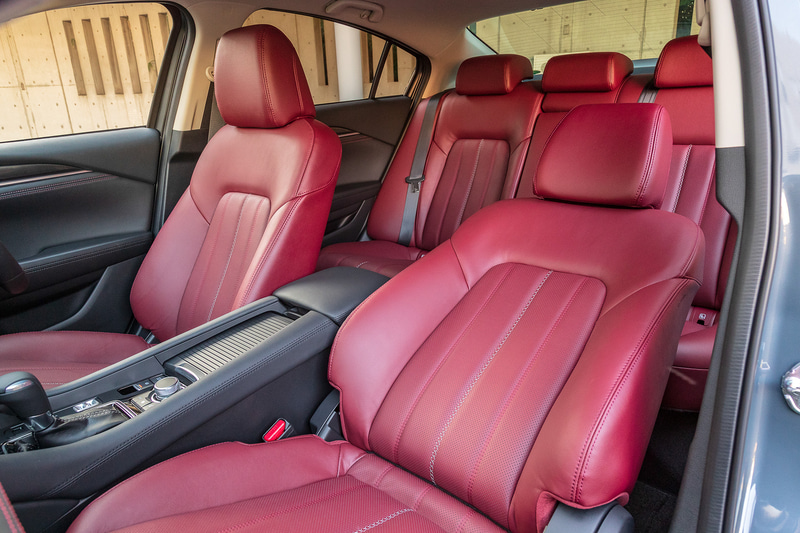 シリーズ唯一となるレッドシートを採用