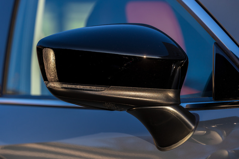 サイドミラーはブラックアウト