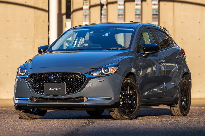 MAZDA2 ブラックトーンエディション。撮影車両はフロントアンダースカート、サイドアンダースカート、リアルーフスポイラーの「MAZDA SPEED スタイリングセット」（価格11万6600円）を装着