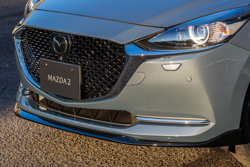 グロスブラックグリルと下部にメッキパーツによる加飾が施される