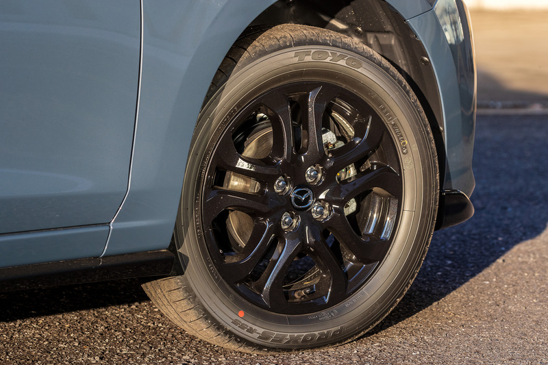 ホイールは16インチのブラックメタリック塗装となる