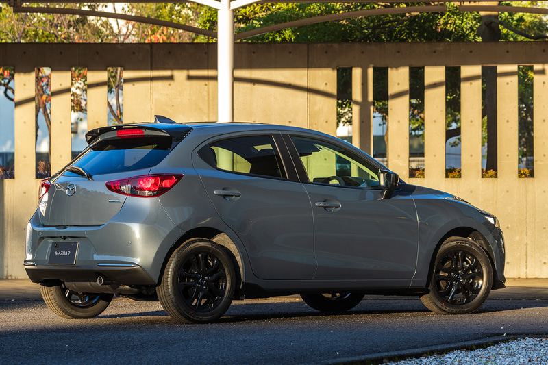 MAZDA2 ブラックトーンエディション。撮影車両はフロントアンダースカート、サイドアンダースカート、リアルーフスポイラーの「MAZDA SPEED スタイリングセット」（価格11万6600円）を装着