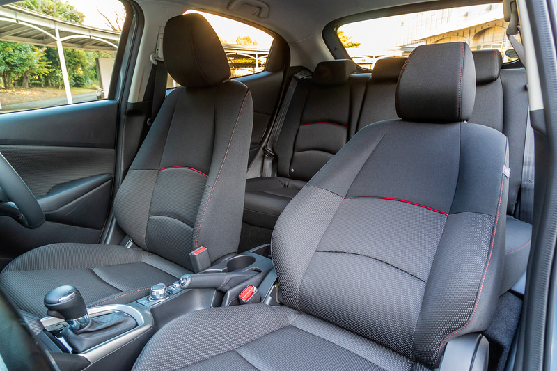 室内もブラック×レッドステッチでスポーティさを演出