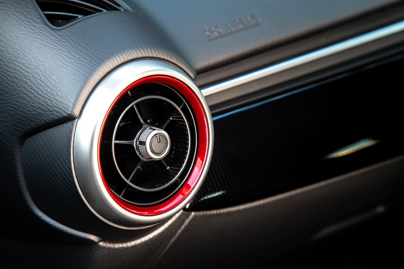 エアコンルーバーベゼルにはダークレッドを配色