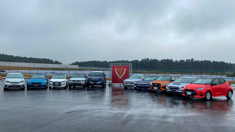 世界的に大変な、人類史に残るような激動の1年だったにもかかわらず、今年登場したニューモデルたちはどれも素敵ですね。10ベストカーに選ばれたのは、左からホンダ「フィット」、BMW「2シリーズグランクーペ」、プジョー「208」「e-208」、マツダ「MX-30」、ランドローバー「ディフェンダー」、アウディ「e-tron sportback」、アルピナ「BMW ALPINA B3」、日産「キックス」、スバル「レヴォーグ」、トヨタ「ヤリス」「ヤリスクロス」「GRヤリス」。この中から、12月7日17時より、大賞と特別賞が決定します！