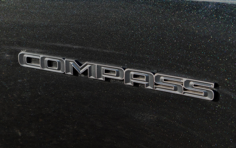 グラナイトカラーのバッヂを採用