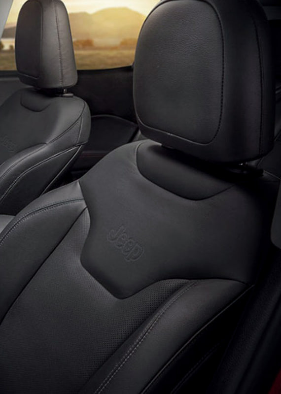 グレーステッチ入りのブラックレザーシート（運転席パワーシート付）