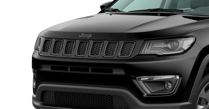 グラナイトカラーのウインドウモールディングやフォグランプベゼルを採用