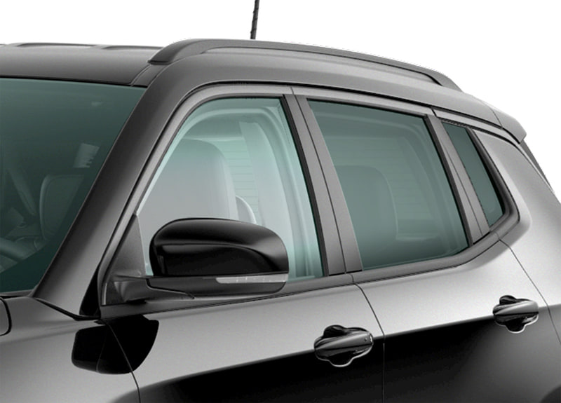 グラナイトカラーのウインドウモールディングやフォグランプベゼルを採用