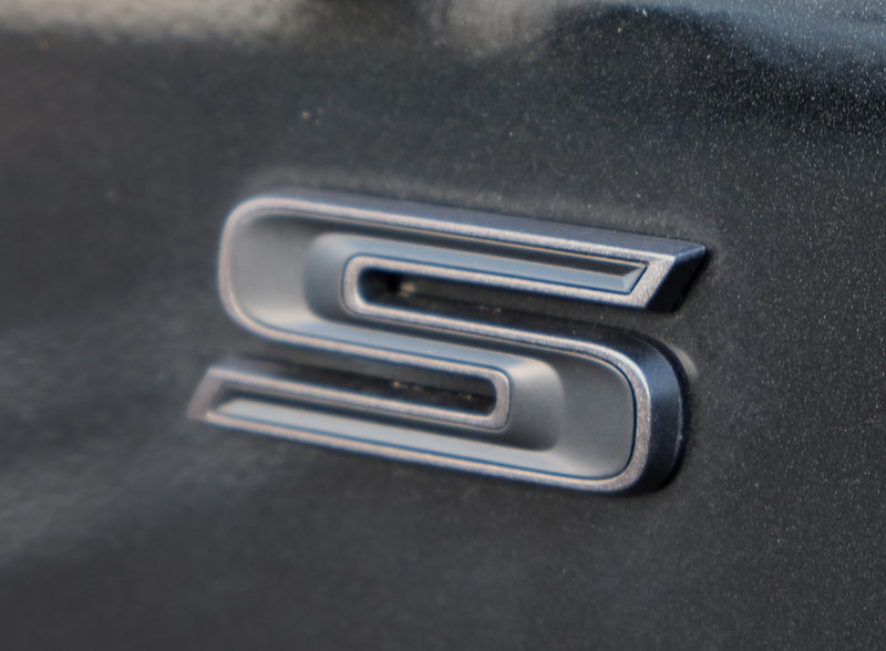 グラナイトカラーのバッヂを採用