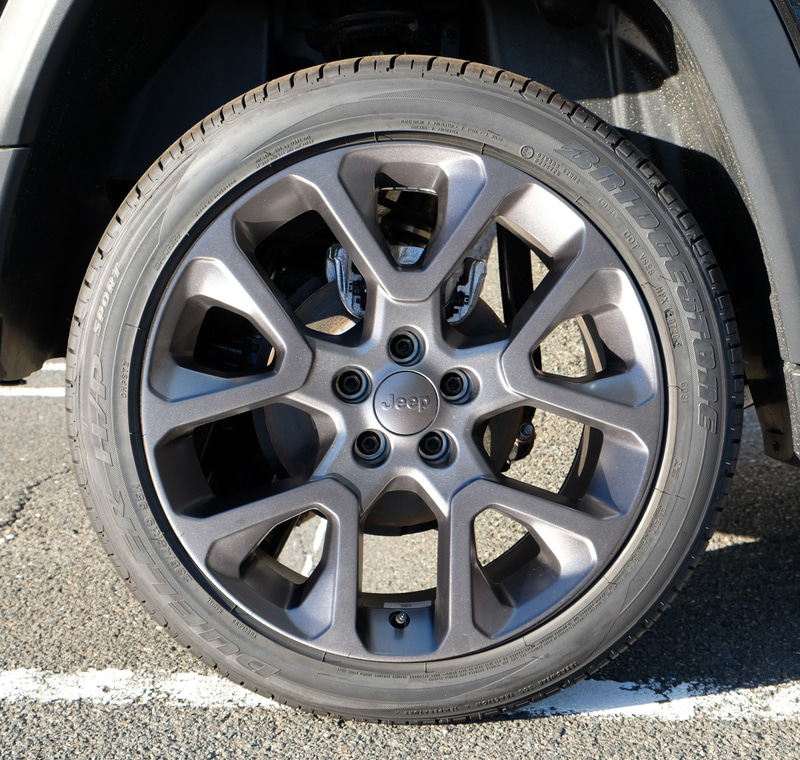 グラナイトカラーの専用19インチアルミホイール