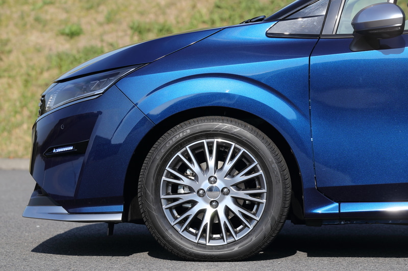 外観ではドットパターンのフロントグリルや専用デザインのアルミホイールを採用するとともに、低重心とワイドスタンスを印象付けつつ、スポーティさを演出するメタル調フィニッシュの専用パーツを車体下部に装備。フロントバンパーにはAUTECH専用のブルーに輝くシグネチャーLEDを採用し、ひと目で「AUTECH」と分かるスタイルに仕上げている