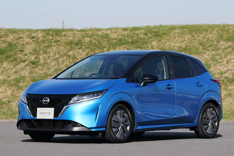 11月24日に発表された新型「ノート」。2WD（FF）モデルを12月23日に、4WDモデルを2021年2月にそれぞれ発売する予定で、2WDモデルの価格は202万9500円～218万6800円。ボディサイズは4045×1695×1505mm（全長×全幅×全高。Xのみ全高は1520mm）、ホイールベースは2580mm