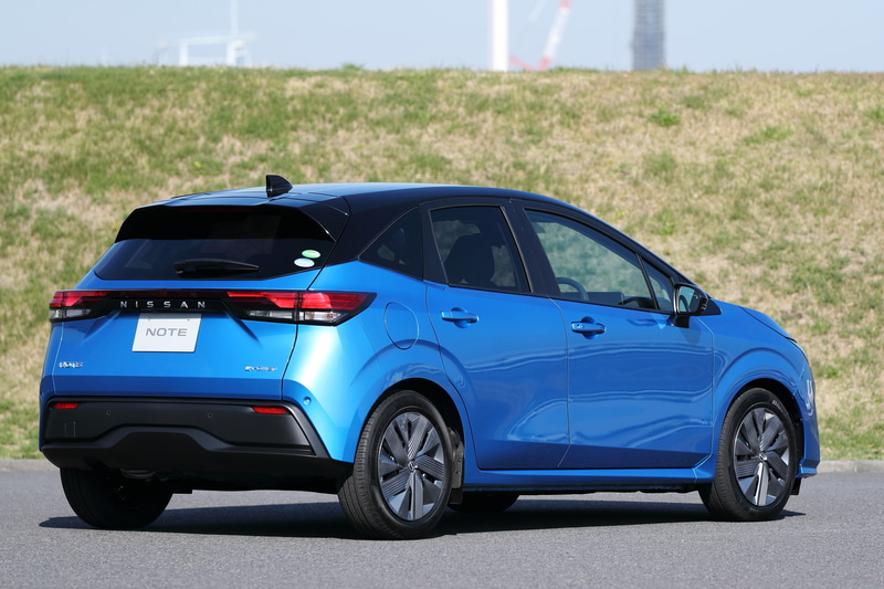 11月24日に発表された新型「ノート」。2WD（FF）モデルを12月23日に、4WDモデルを2021年2月にそれぞれ発売する予定で、2WDモデルの価格は202万9500円～218万6800円。ボディサイズは4045×1695×1505mm（全長×全幅×全高。Xのみ全高は1520mm）、ホイールベースは2580mm