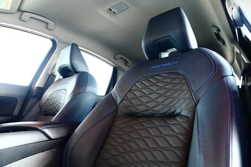 室内ではシート地に柔らかな手触りで体になじむレザレットを採用し、海面の波の動きをモチーフにした模様を施した。ハンドルやシートにもブルーを配すなど、インテリア全体をブルーとブラックでコーディネートした