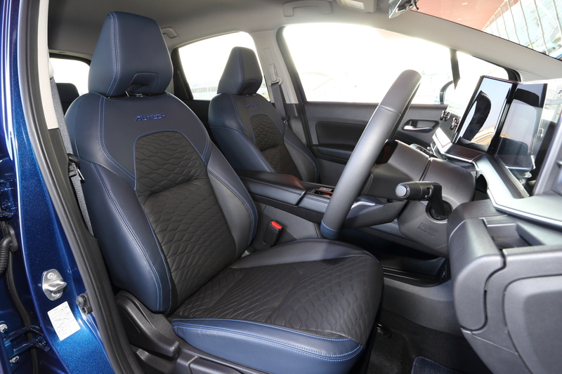 室内ではシート地に柔らかな手触りで体になじむレザレットを採用し、海面の波の動きをモチーフにした模様を施した。ハンドルやシートにもブルーを配すなど、インテリア全体をブルーとブラックでコーディネートした