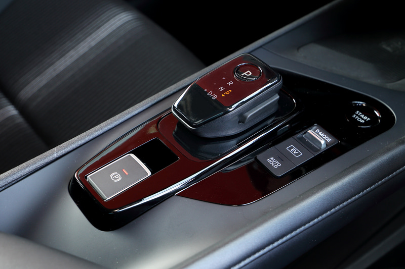 室内では、外に向かって広がるようなインストルメントパネルにセンターディスプレイと一体化したメーターを装備したほか、小型の電制シフトレバーが乗るブリッジ型のセンターコンソールには大型の収納スペースやロングリーチのアームレストを装備