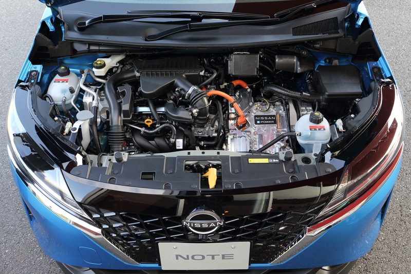 新型ノートのe-POWERは直列3気筒DOHC 1.2リッター「HR12DE」型エンジンと「EM47」型モーターの組み合わせ。エンジンの最高出力は60kW（82PS）/6000rpm、最大トルクは103Nm（10.5kgfm）/4800rpm。モーターは最高出力85kW（116PS）/2900-10341rpm、最大トルク280Nm（28.6kgfm）/0-2900rpmとなる。WLTCモード燃費は28.4km/L～29.5km/L