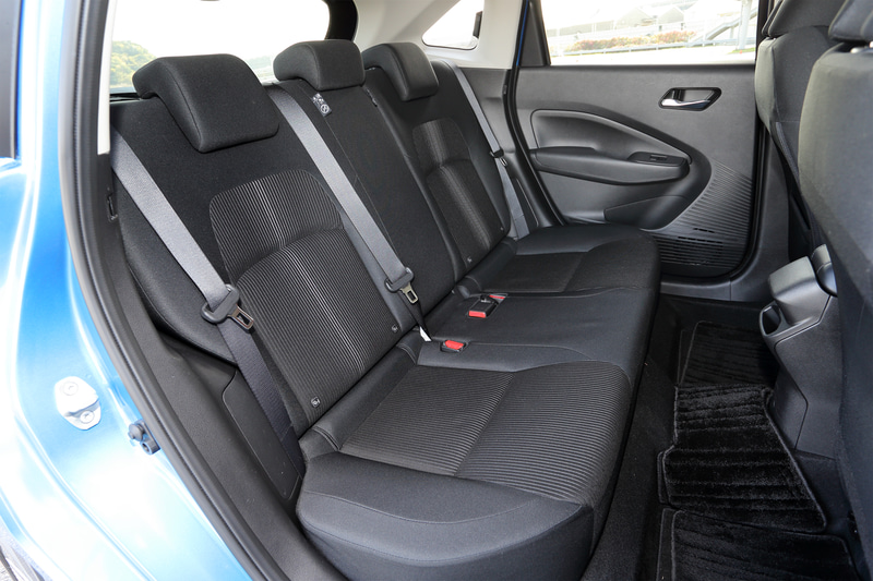 室内では、外に向かって広がるようなインストルメントパネルにセンターディスプレイと一体化したメーターを装備したほか、小型の電制シフトレバーが乗るブリッジ型のセンターコンソールには大型の収納スペースやロングリーチのアームレストを装備