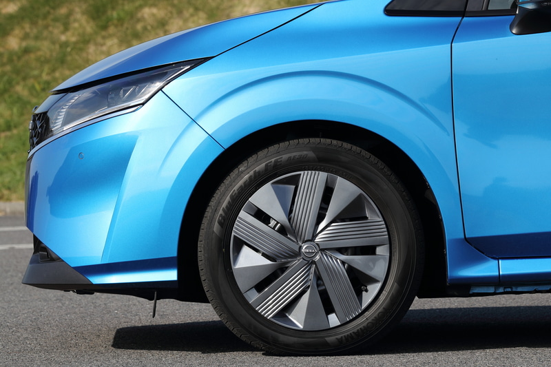 外観では新しい日産ブランドのロゴや新型のVモーショングリルなどを採用し、足下は15/16インチのホイールカバーに加えて2トーン切削の16インチアルミホイールをオプションで用意。撮影車は16インチのホイールカバーに横浜ゴム「BluEarth FE AE30」（185/60R16）の組み合わせ
