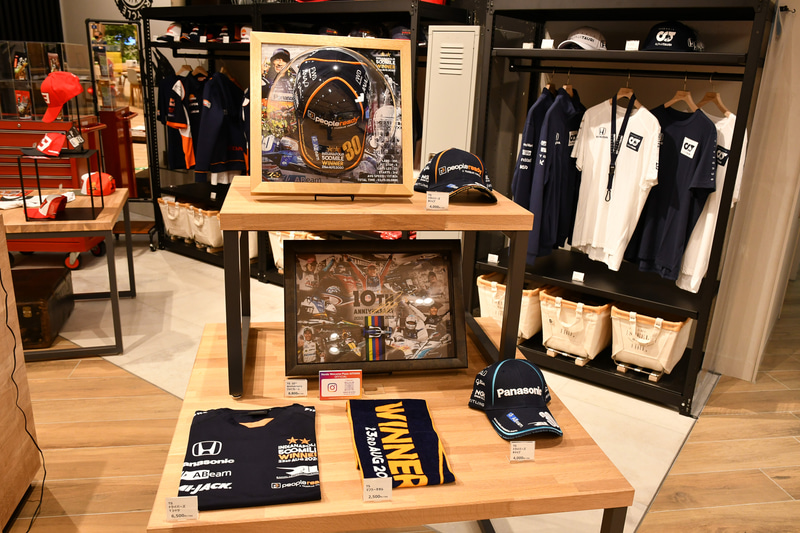 佐藤琢磨選手関連のグッズも販売されている