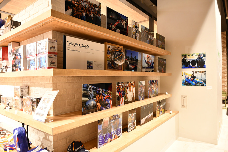 松本浩明カメラマンによる、佐藤琢磨選手ミニ写真展も行なわれている