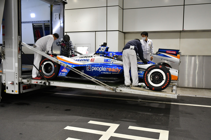 4人がかりで1台のクルマを下ろしていく